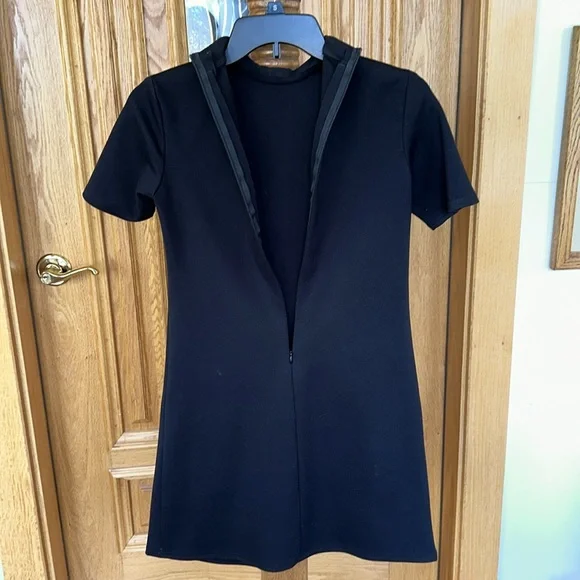 Halloween costume of Mavis from Hotel Transylvania: black dress and short cape - Picture 3 of 5